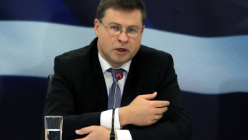 Ντομπρόβσκις: «Είναι καιρός να προχωρήσουμε στην εκταμίευση της επόμενης δόσης για την Ελλάδα»