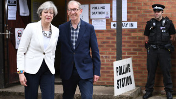 Φωτογραφίες: Σικ και χαμογελαστή η Τερέζα Μέι στην κάλπη 