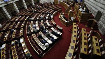 Στη Βουλή τα προαπαιτούμενα για πάγωμα των συντάξεων μέχρι το 2023 και εργασιακά