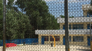 Σοκ: Από αδέσποτη σφαίρα σκοτώθηκε ο 11χρονος μαθητής στο σχολείο στο Μενίδι