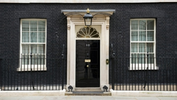 Μετέωρη η Βρετανία: Η Μέι έχασε την αυτοδυναμία και αναζητά συμμάχους για να σωθεί