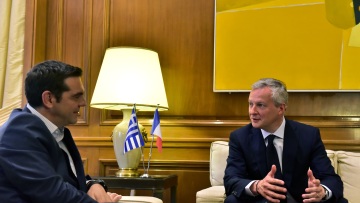 Λε Μερ σε Τσίπρα: Με βοήθεια το βραχιολάκι μου από την Αμοργό και τύχη θα τα καταφέρουμε για το χρέος!