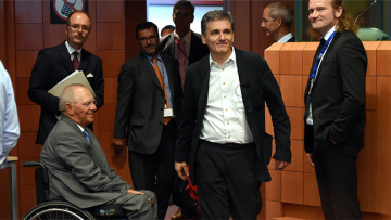 Σόιμπλε: Εξαιρετικός ο Τσακαλώτος, κρίμα που δεν τον εμπιστεύεται ο Τσίπρας