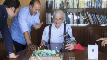Με μια ...σαύρα γιόρτασε τα 75α του γενέθλια ο Γιάννης Μπουτάρης 