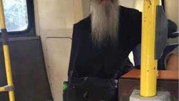 Γνωστός στην αστυνομία ο ρασοφόρος επιδειξίας – Νέα καταγγελία για παρενόχληση σε λεωφορείο