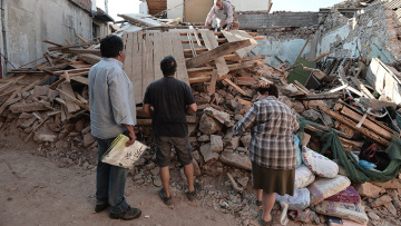 Το protothema.gr στη Λέσβο: Οι κάτοικοι της Βρίσας μετρούν τις πληγές τους