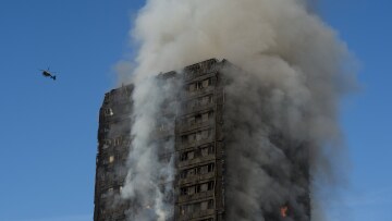 Λονδίνο: Ένοικοι του κτηρίου που καταστράφηκε είχαν προειδοποιήσει για τον κίνδυνο πυρκαγιάς