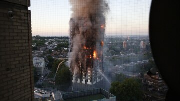 Βίντεο-σοκ από το Λονδίνο: Εγκλωβισμένοι προσπαθούν να σωθούν