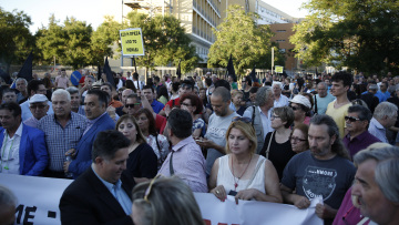 Απίστευτες καταγγελίες στο Μενίδι: Στεκόμουν στην αυλή μου και δέχθηκα καταιγισμό πυρών!