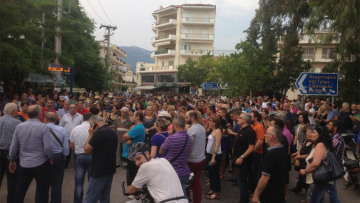 Οργή των κατοίκων: Έξω η πρέζα απ' το Μενίδι