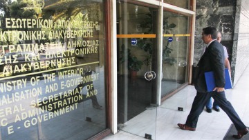 ΥΠΕΣ: Έρχεται σύντομα «συνολική λύση» για συμβασιούχους σε Δημόσιο και ΟΤΑ