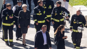 Η φωτιά στον Πύργο Γκρένφελ «καίει» την Τερέζα Μέι: Σφοδρές αντιδράσεις για την στάση της