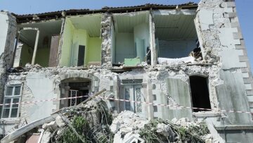 Λέσβος: Πιάνουν δουλειά τα συνεργεία στην γκρεμισμένη Βρίσα