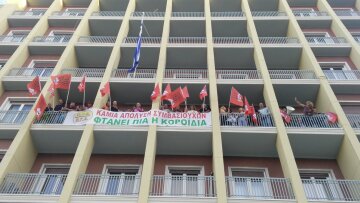 Η ΠΟΕ-ΟΤΑ έκανε κατάληψη στο γραφείο του Σκουρλέτη για να κλείσει ραντεβού μαζί του