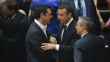 Μακρόν σε Τσίπρα: Δεν τελειώσαμε ακόμα αλλά με τη συμφωνία άνοιξε ο δρόμος