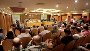 Οι Δήμοι απειλούν να «κατεβάσουν ρολά» αν δεν επιλυθεί το θέμα των συμβασιούχων