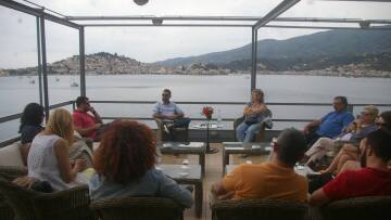 Ο Πόρος στα... δίχτυα των ιχθυοκαλλιεργειών: Ποιοι θέλουν να «σβήσουν» το νησί από τον χάρτη;