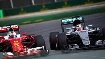 Video - Απίστευτο: Ο Φέτελ χτυπάει εν’ ψυχρώ τον Χαμιλτον στην Formula1