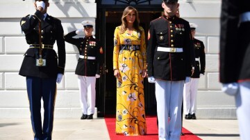 Με κατακίτρινο φόρεμα του Emilio Pucci η Μελάνια Τραμπ