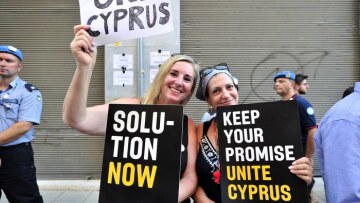 Κυπριακό: "Μην μας προδώσετε!" διαμήνυσαν στε Αναστασιάδη-Ακιντζί εκατοντάδες διαδηλωτές