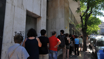 Δύο χρόνια στο «γύψο» των capital controls η οικονομία