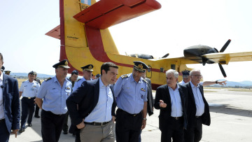 Η Μάνη ακόμα καίγεται και Τσίπρας-Τόσκας επιθεωρούν τα «ερείπια» πυροσβεστικά