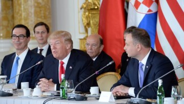 Τραμπ από Πολωνία: Αποσταθεροποιητική η στάση της Ρωσίας