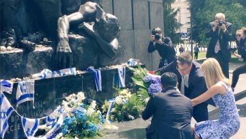 Φωτογραφίες: Η Ιβάνκα Τραμπ στο παλιό εβραϊκό γκέτο στη Βαρσοβία