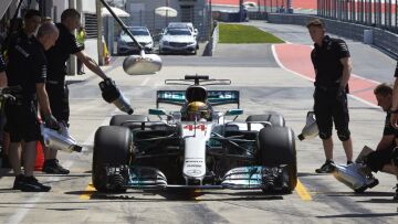 Η χειραψία που δεν έδειξε ποτέ η TV...