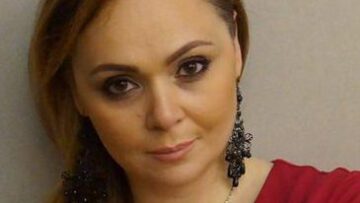 Η Ρωσίδα δικηγόρος με το μαύρο μανικιούρ που «καίει» τον Τραμπ 