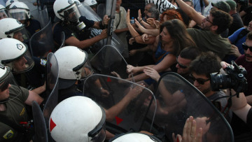 Θεσσαλονίκη: Συγκρούσεις μεταξύ διαδηλωτών και ΜΑΤ πριν τη συνάντηση Τσίπρα - Γιούνκερ