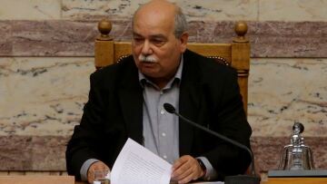 Ο Νίκος Βούτσης παραδίδει το αρχείο με τους Φακέλους της Κύπρου