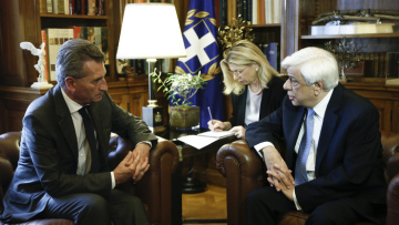 Παυλόπουλος στον Έτινγκερ: Οι ελληνικές ένοπλες δυνάμεις θωρακίζουν και τα σύνορα της Ευρώπης