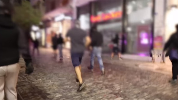 Βίντεο-ντοκουμέντο: Οι κουκουλοφόροι τα σπάνε στην Ερμού