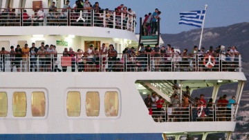 Spiegel: Ο τουρισμός στην Ελλάδα ανθεί, όμως οι εργαζόμενοι υποφέρουν