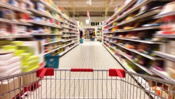 Οι Έλληνες έκοψαν και το φαγητό - Μείωση 27% στην ετήσια κατανάλωση τροφίμων 