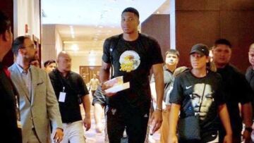 Ο Γιάννης Αντετοκούνμπο … εισβάλλει στις Φιλιππίνες! (photo) 