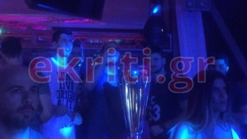 Γιόρτασαν με την κούπα σε μπαρ του Ηρακλείου οι πρωταθλητές Ευρώπης