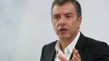 Θεοδωράκης για την 43η επέτειο αποκατάστασης της Δημοκρατίας: «Είναι αυτό Δημοκρατία;»