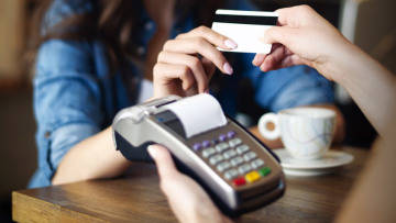 Εγκύκλιος: Δεν πληρώνουν πρόστιμο όσοι παρήγγειλαν POS έως 27/7