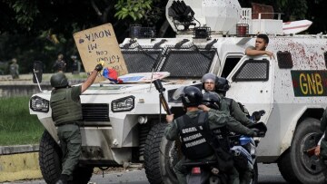 Βενεζουέλα: Τέσσερις αστυνομικοί τραυματίστηκαν από έκρηξη βόμβας