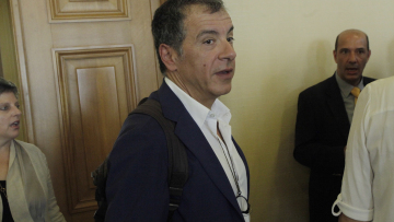 Θεοδωράκης: Τα sms Γιάνη-Αλέξη επιβεβαιώνουν ότι γυρόφερναν τη δραχμή