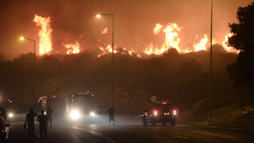 Νύχτα αγωνίας στην Ανάβυσσο - Η φωτιά έφτασε στην παραλιακή 