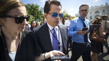 Περίγελος του Twitter ο Σκαραμούτσι: Έχω γάλα που κρατάει πιο πολύ από τη θητεία του!