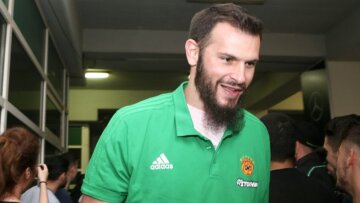 Αντώνης Φώτσης: Στα 42 του χρόνια θα παίξει και στη Γ' Εθνική με τον Ηλυσιακό