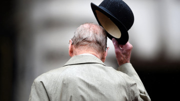 Ο πρίγκιπας Φίλιππος αποχαιρέτησε, βγάζοντας το καπέλο του