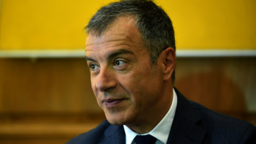 Θεοδωράκης για παιδεία: «Στους ΣΥΡΙΖΑ-ΑΝΕΛ ίπταται το πνεύμα Καρανίκα: η αριστεία είναι χολέρα»