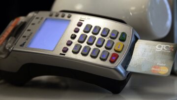 Υπερφορολόγηση και «κόκκινα» δάνεια «γονατίζουν» τις μικρομεσαίες επιχειρήσεις