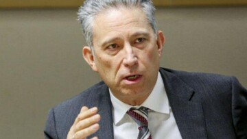 Χρυσόγονος κατά Γαβρόγλου: Οι αποφάσεις για τη σημαία στα σχολεία δεν προωθούν την αξιοκρατία