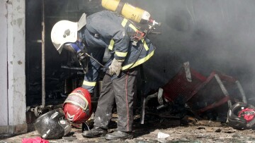 Πάτρα: Πυρομανή που βάζει φωτιές σε οχήματα στις πυλωτές αναζητά η αστυνομία